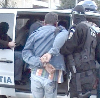 Doi condamnaţi la închisoare, prinşi de poliţiştii din Constanţa